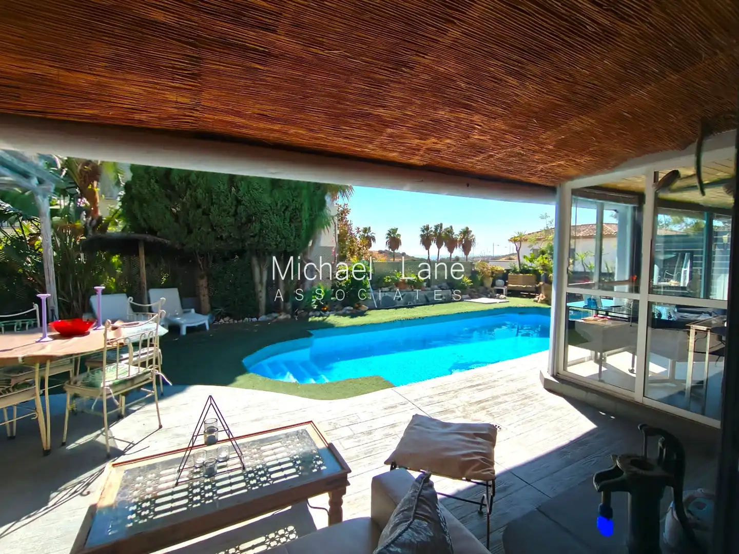 Vista exterior de Casa o xalet en venda en Estepona amb Jardí privat, Terrassa i Piscina