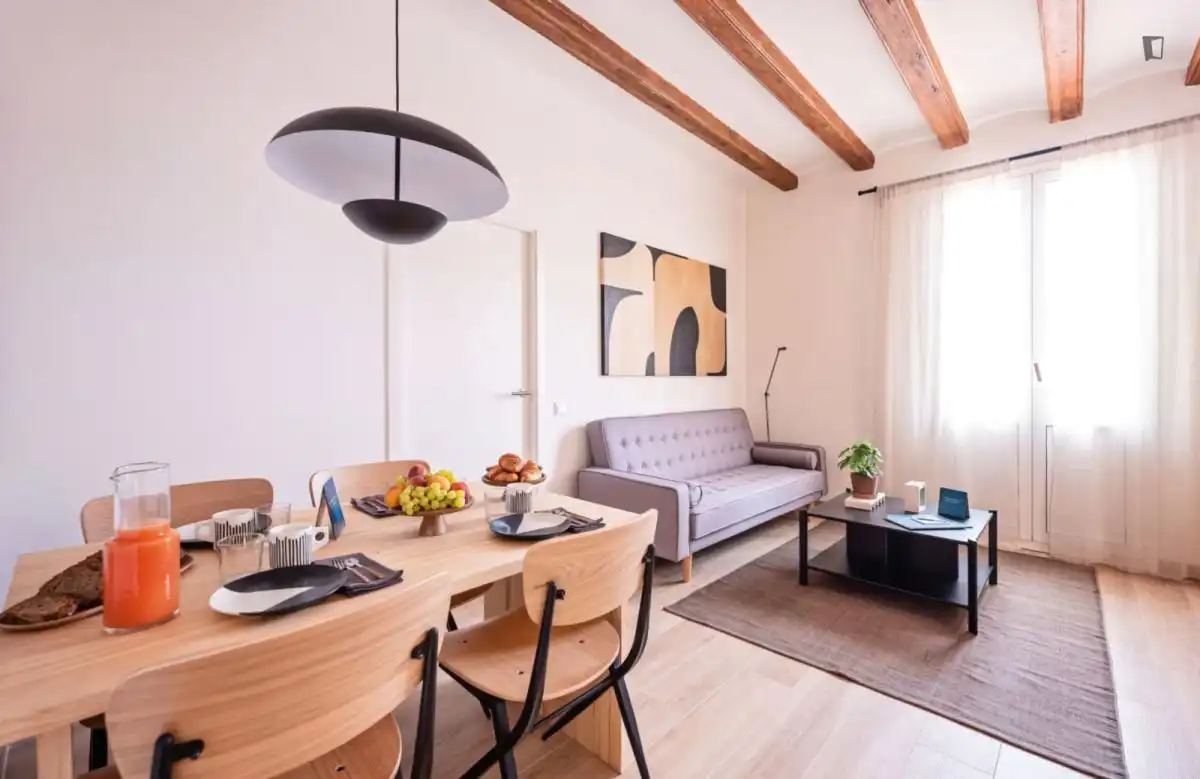 Apartment with lift to rent in Eixample