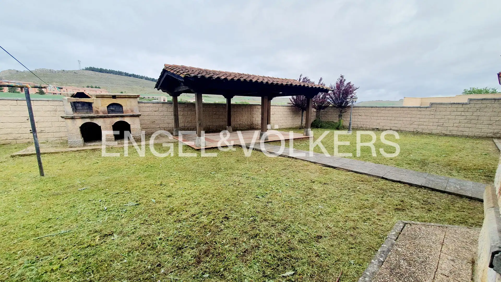 Casa adosada en venta en Aguilar de Campoo con Calefacción, Jardín privado y Parquet