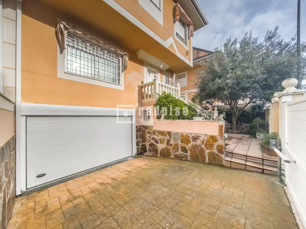 Vista exterior de Casa o chalet en venta en Alcorcón con Calefacción, Terraza y Trastero