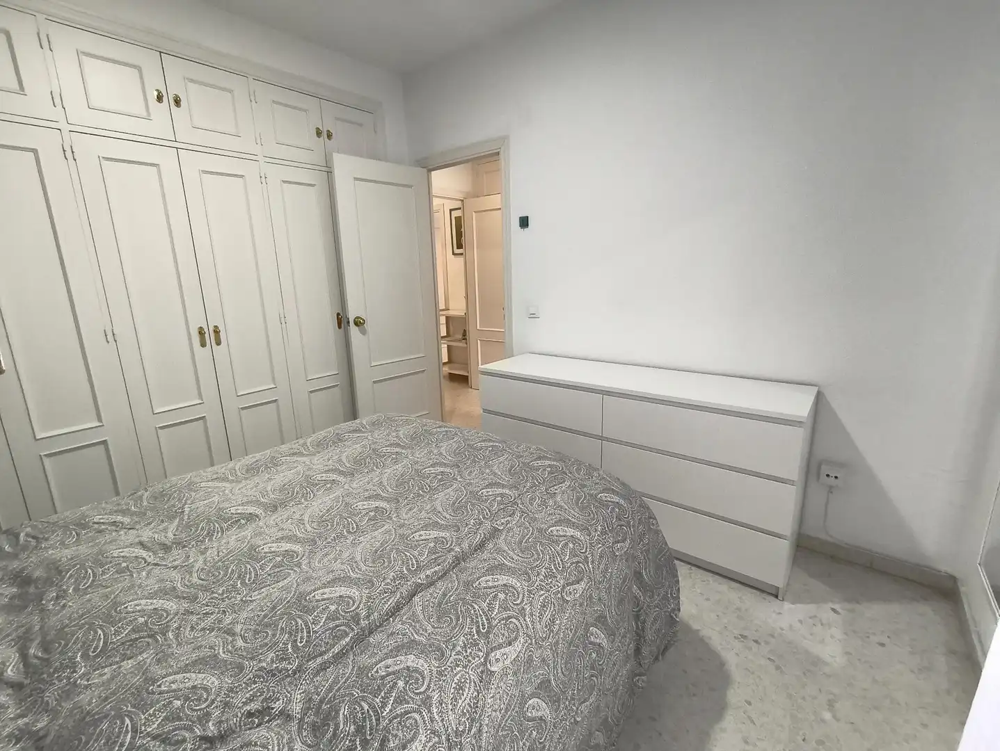 Dormitori de Apartament de lloguer en Jerez de la Frontera amb Aire condicionat, Moblat i Balcó