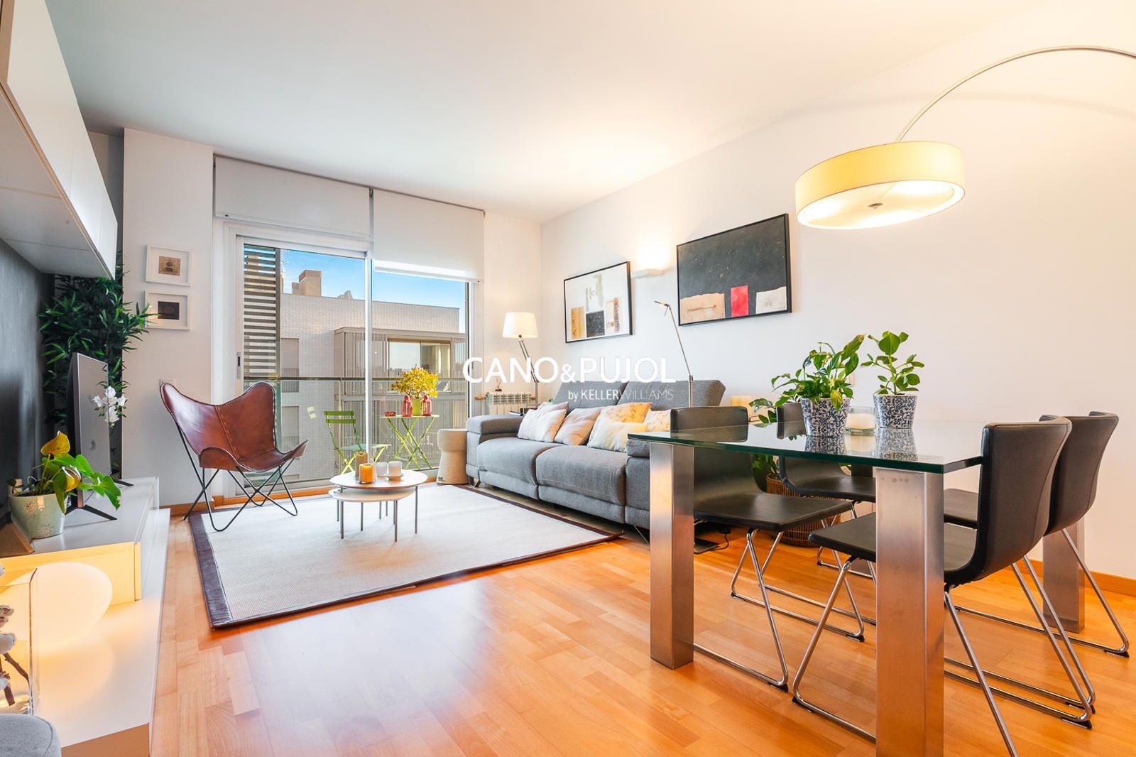 Exterior view of Flat for sale in Sant Cugat del Vallès  with Air Conditioner, Terrace and Storage room