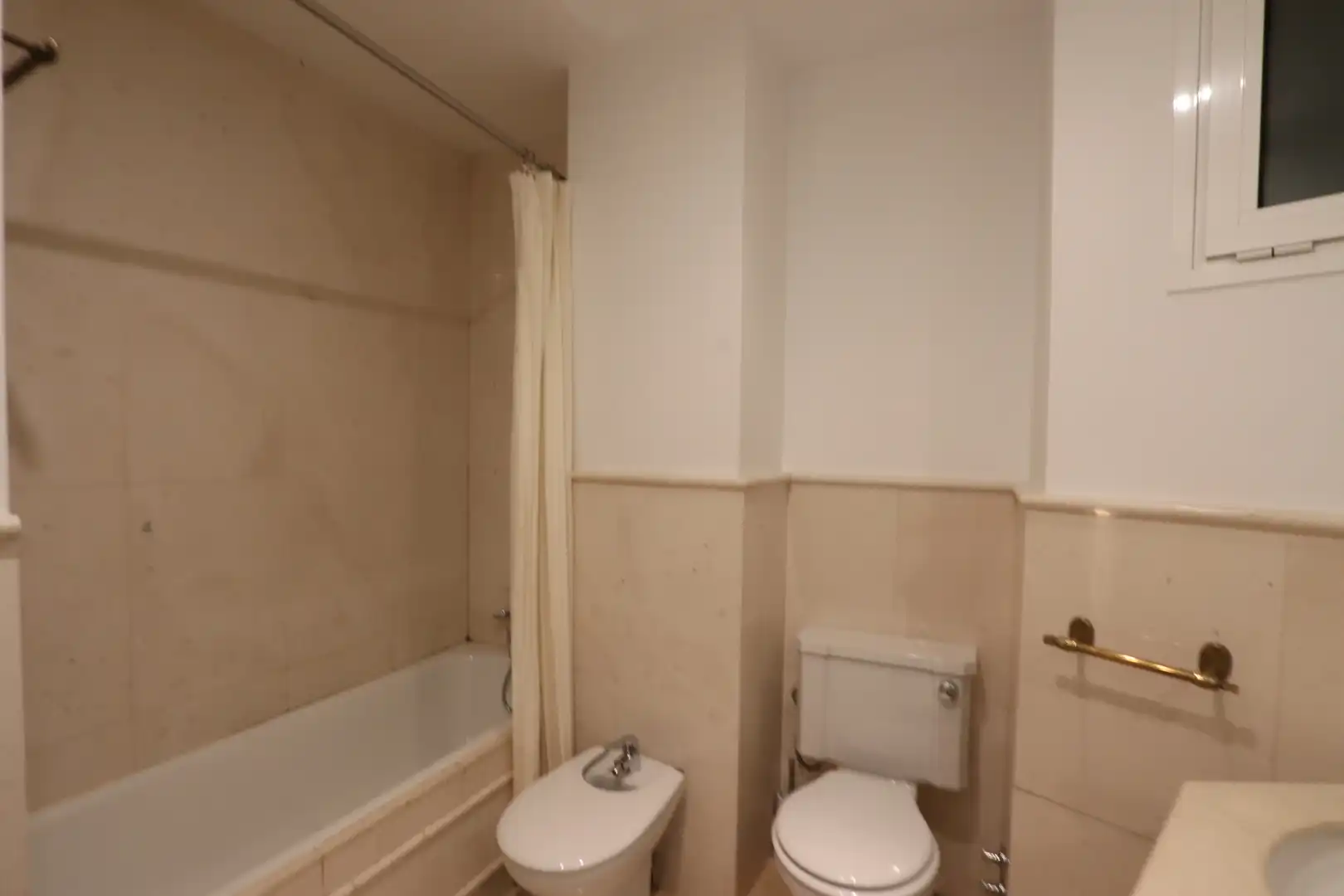 Bathroom of Flat for rent in Madrid  with Air Conditioner, Heating and Parquet flooring