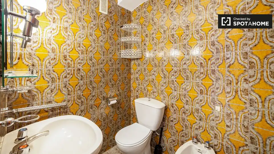 Bathroom of Flat for rent in Alcalá de Henares  with Air Conditioner, Heating and Furnished