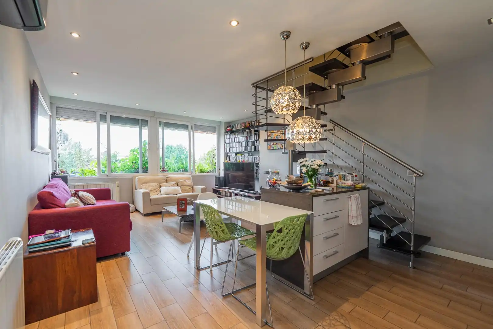 Wohnzimmer von Maisonette zum Verkauf in La Moraleja mit Klimaanlage, Heizung und Privatgarten