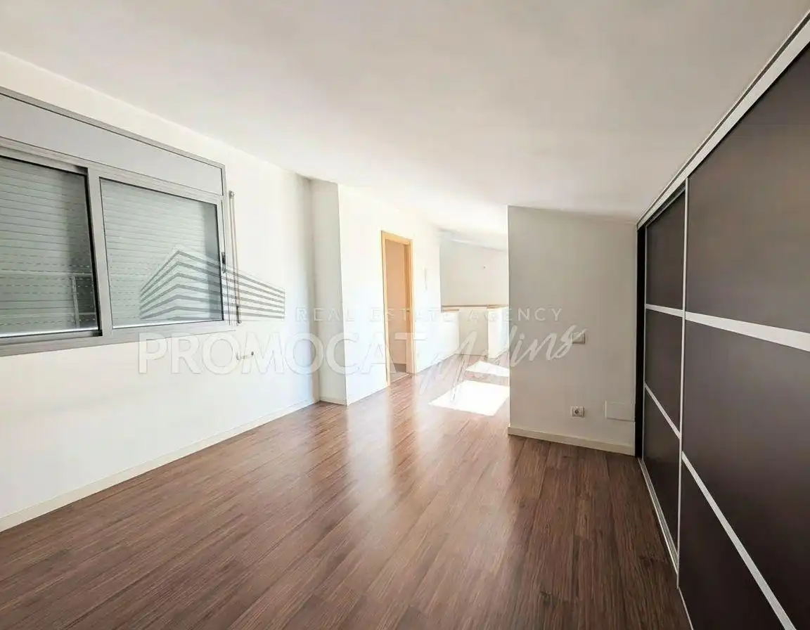 Habitación de Ático en venta en Molins de Rei con Aire acondicionado, Calefacción y Parquet