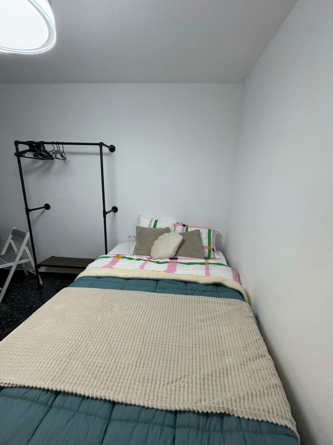 Bedroom of Flat to share in  Valencia Capital  with Furnished and Washing machine