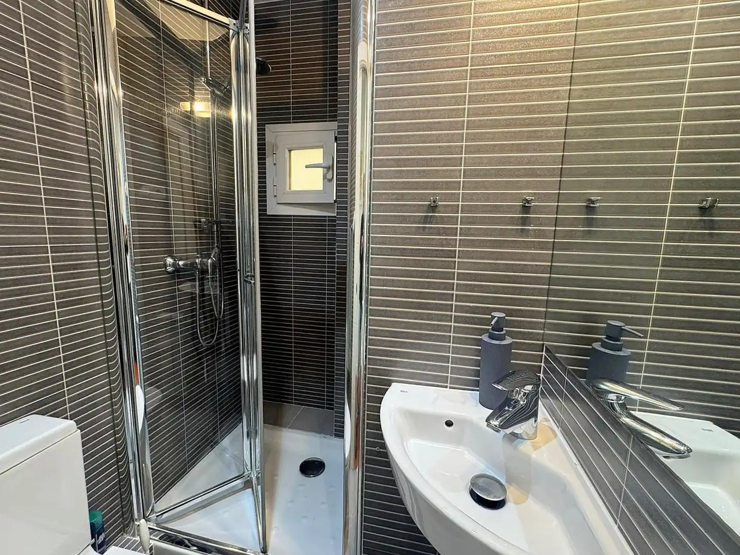 Badezimmer von Wohnung zur Miete in Madrid mit Klimaanlage und Heizung