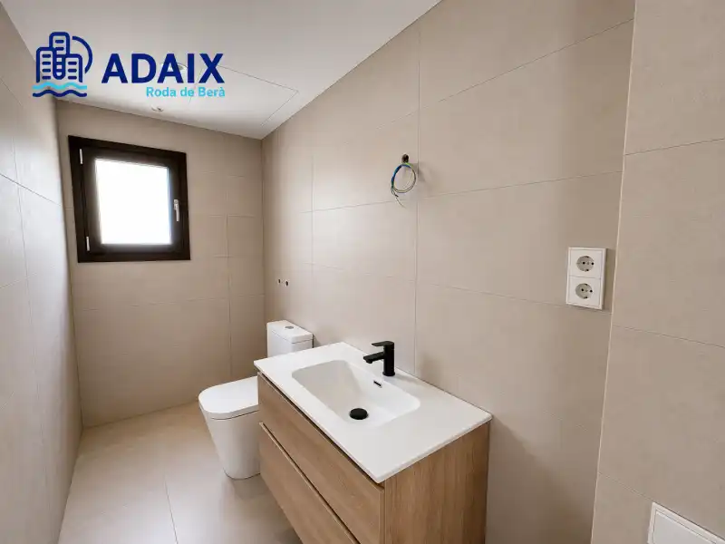 Baño de Casa o chalet en venta en Roda de Berà con Calefacción, Terraza y Piscina