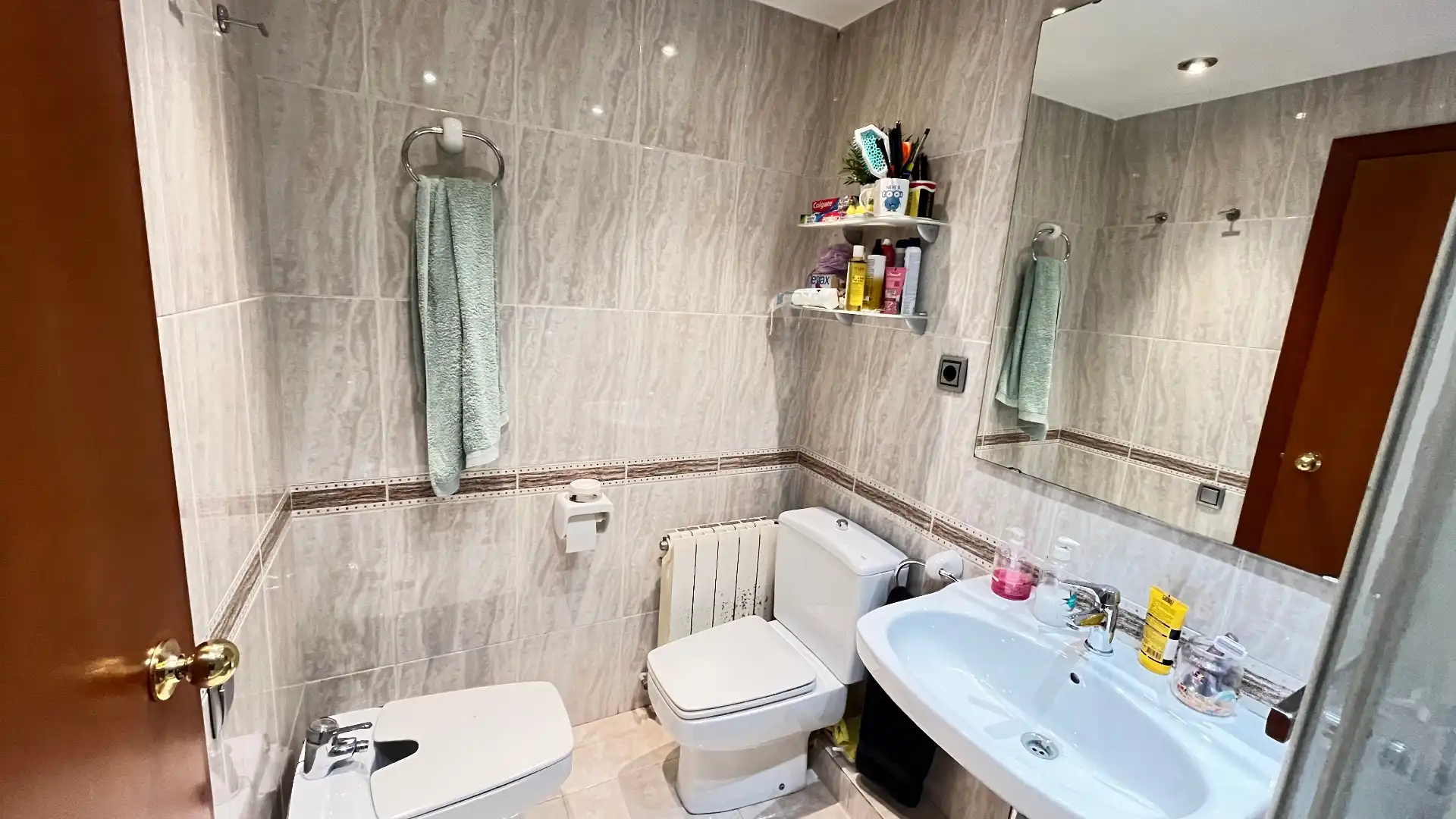 Badezimmer von Einfamilien-Reihenhaus zum Verkauf in Santa Coloma de Cervelló mit Klimaanlage, Heizung und Parkett