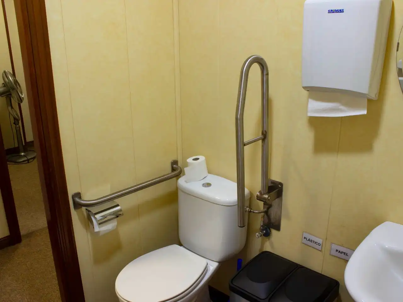 Badezimmer von Geschaftsraum zum Verkauf in Bilbao  mit Heizung und Möbliert