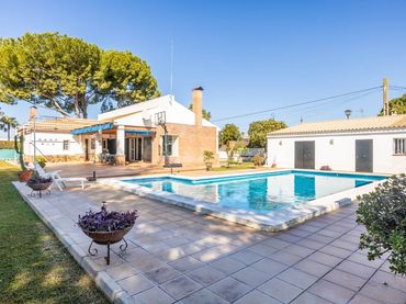 Chalet con piscina en venta en Calle El castor