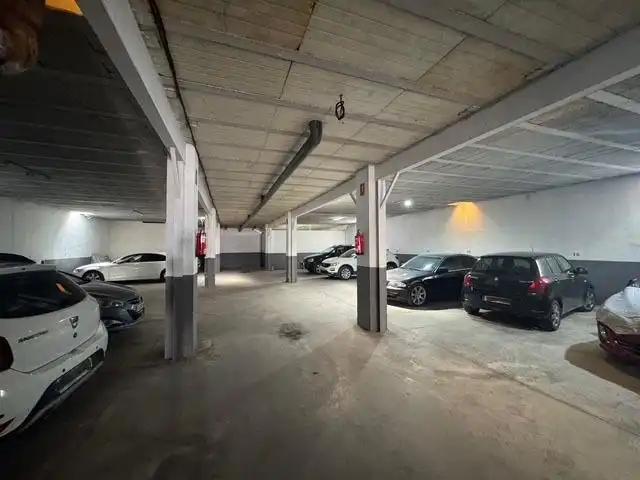 Aparcament de Casa o xalet en venda en Utrera amb Aire condicionat, Calefacció i Jardí privat