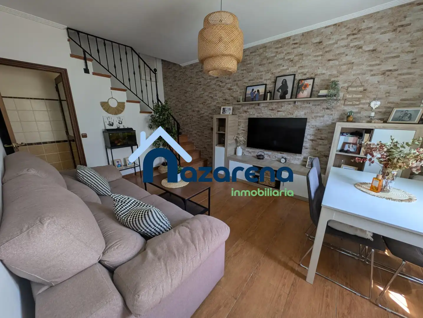 Sala d'estar de Casa adosada en venda en Dos Hermanas amb Aire condicionat