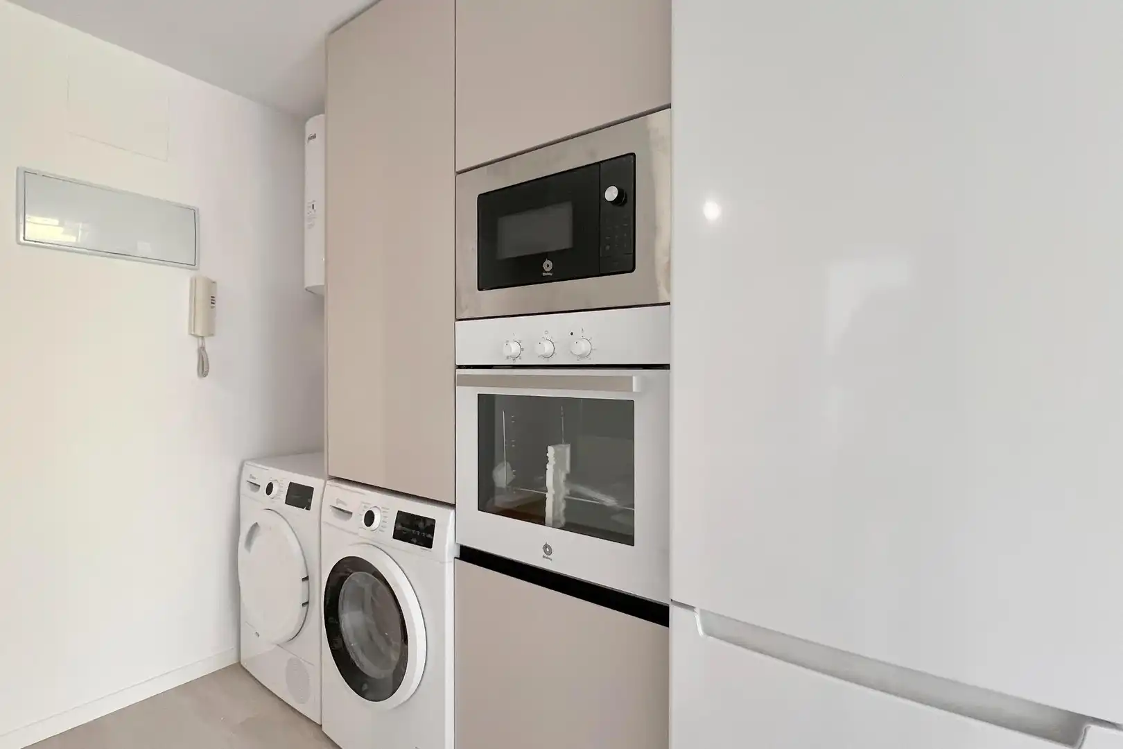 Room in Calle MANUEL DE FALLA, Norte - Universidad