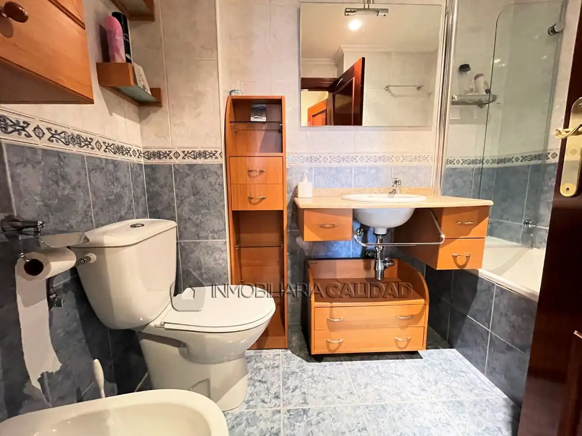 Baño de Piso de alquiler en Burgos con Calefacción, Trastero y Amueblado
