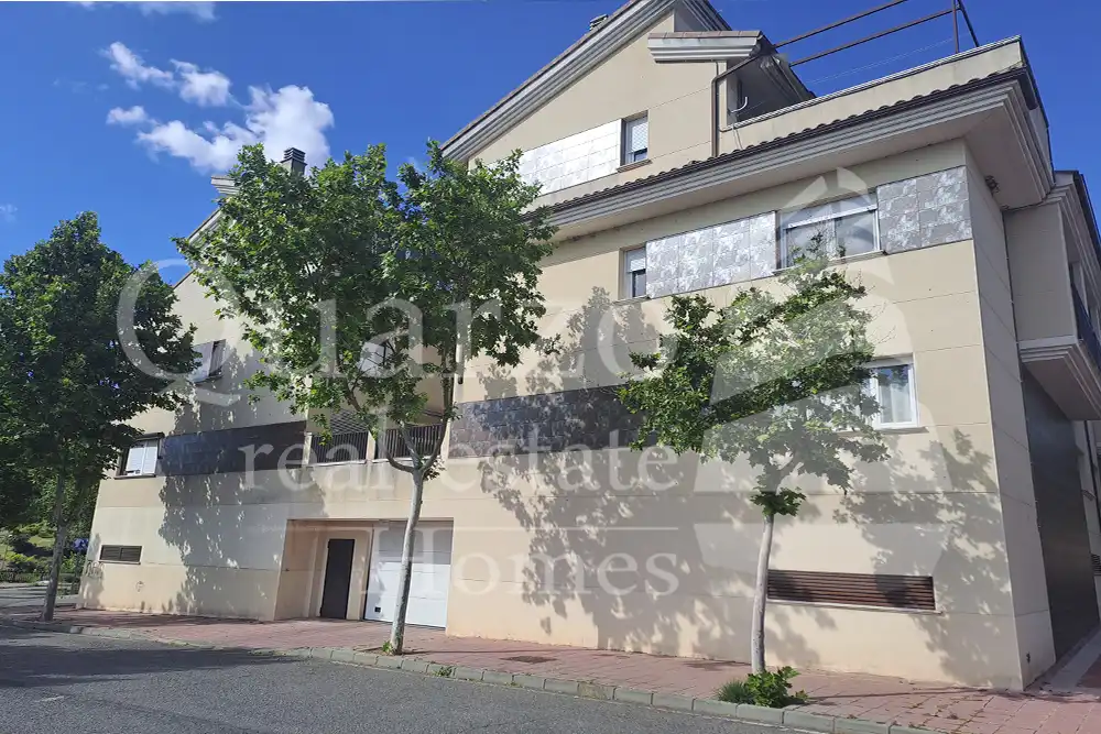 Vista exterior de Casa adosada en venta en Plasencia con Calefacción, Terraza y Balcón