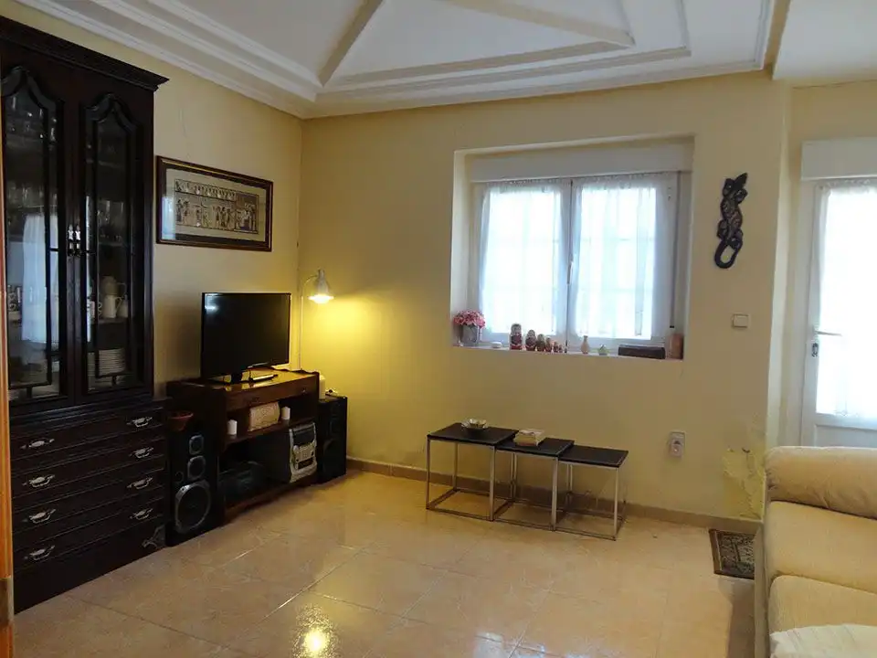 Sala d'estar de Casa adosada en venda en Espejón amb Jardí privat, Traster i Moblat