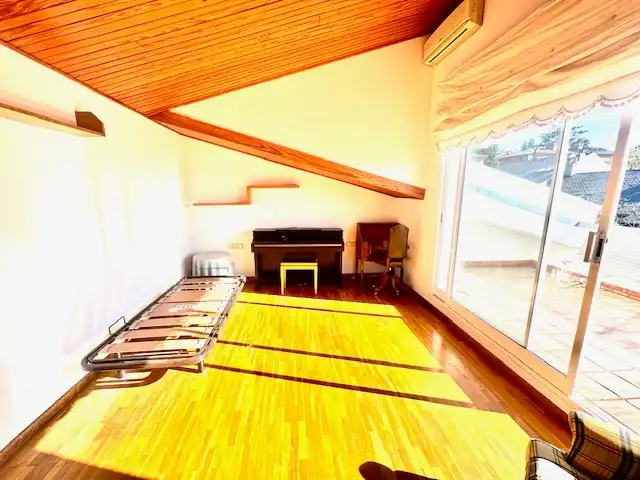 Sala d'estar de Casa adosada en venda en Sant Cugat del Vallès amb Aire condicionat, Calefacció i Jardí privat