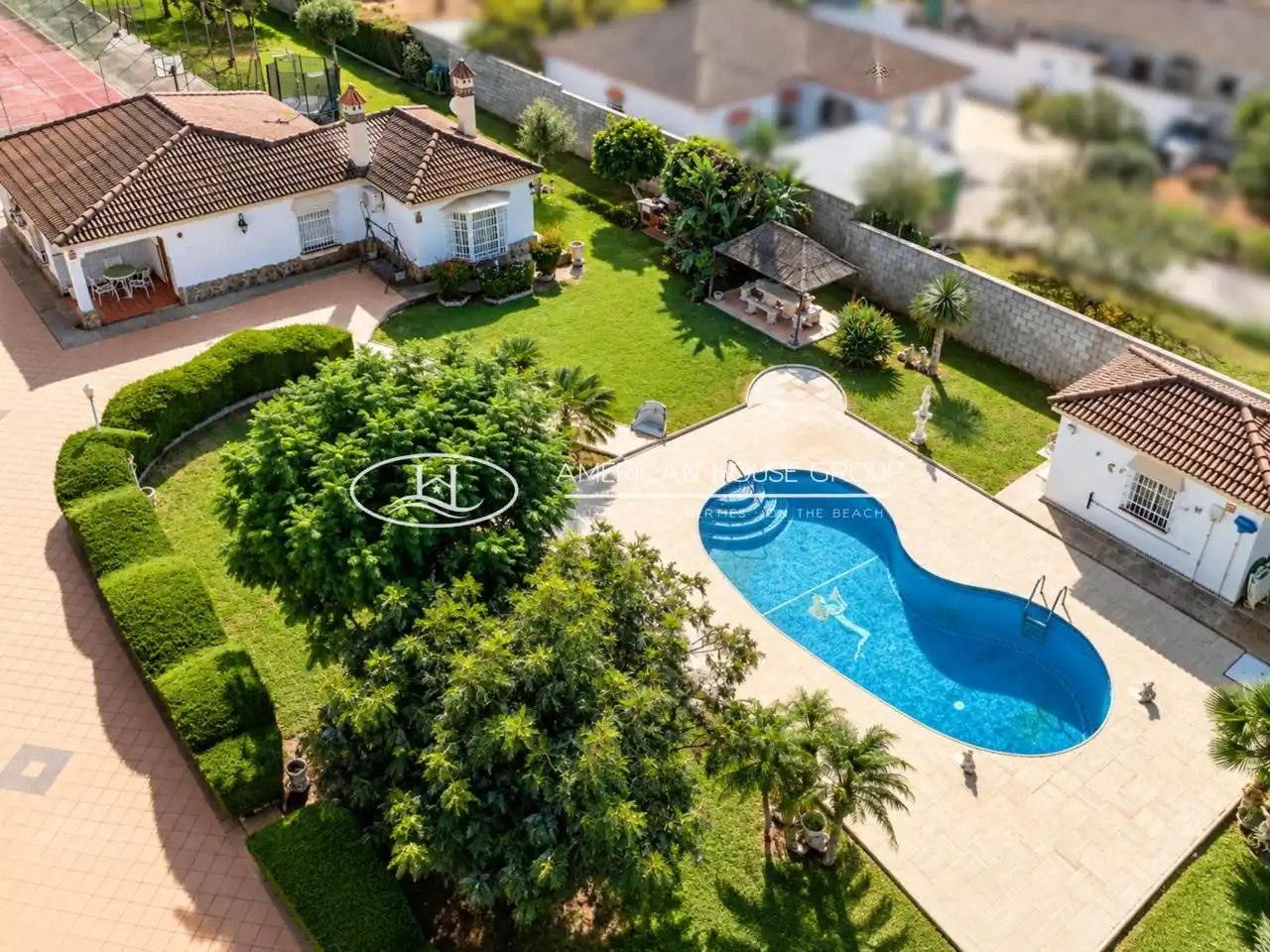 Vista exterior de Casa o xalet en venda en Chiclana de la Frontera amb Aire condicionat, Jardí privat i Traster