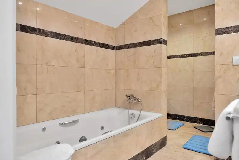 Badezimmer von Dachboden zur Miete in Marbella mit Klimaanlage, Terrasse und Schwimmbad