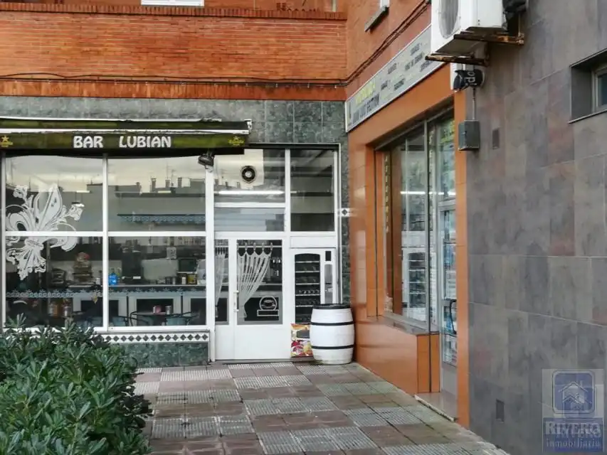 Vista exterior de Local en venda en Avilés