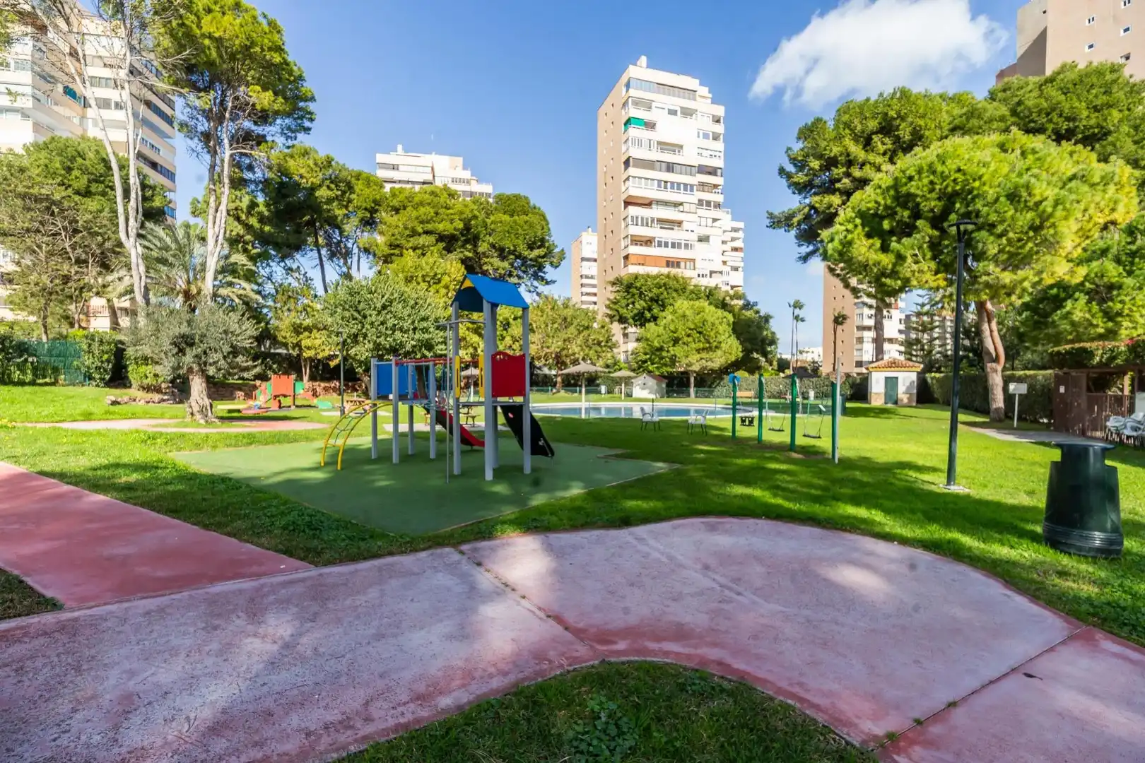 Vista exterior de Piso en venta en Torremolinos con Aire acondicionado, Jardín privado y Terraza