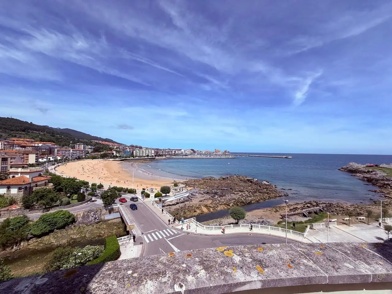 Vista exterior de Ático en venta en Castro-Urdiales con Calefacción, Parquet y Terraza