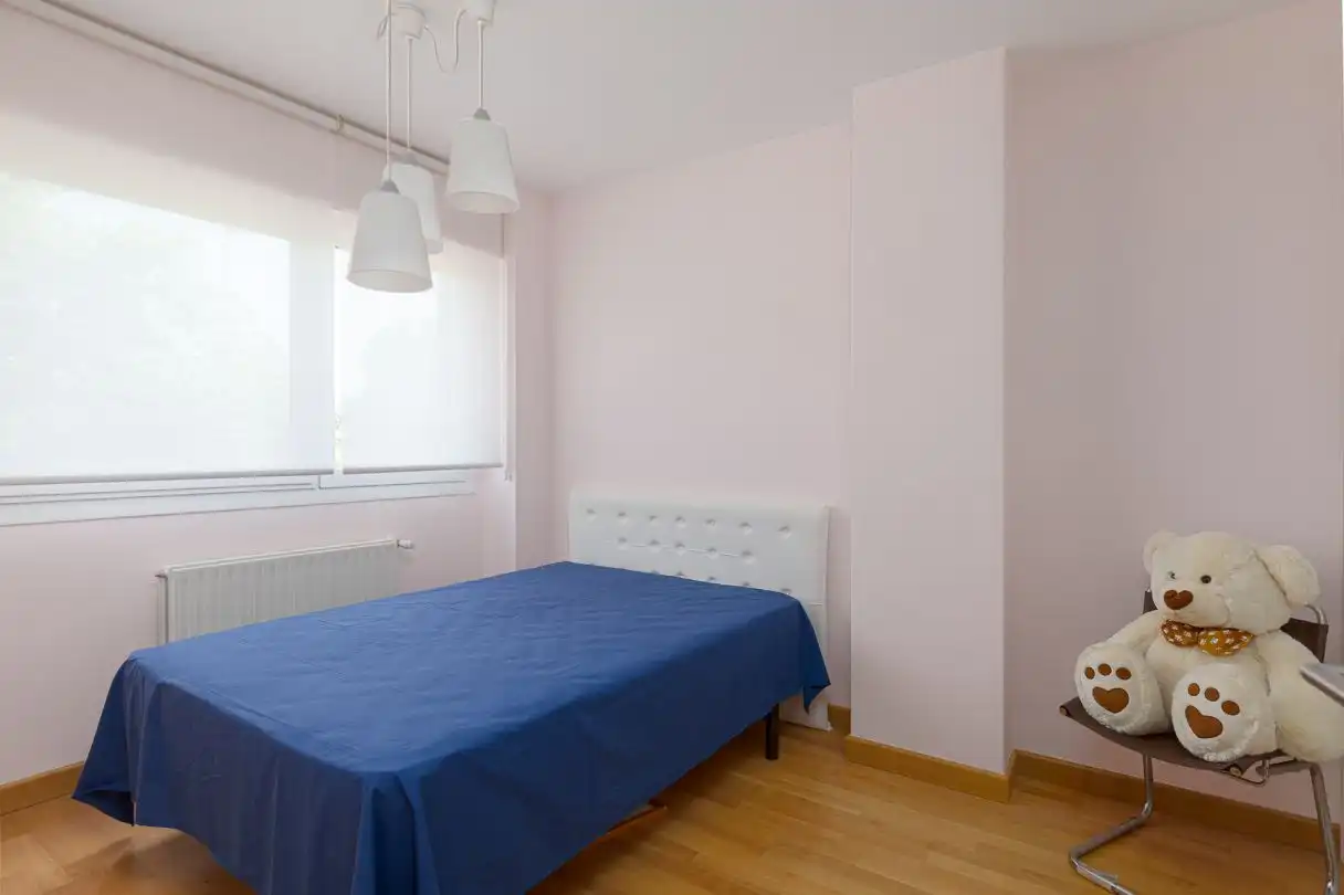 Schlafzimmer von Einfamilien-Reihenhaus zum Verkauf in Iza / Itza mit Heizung, Privatgarten und Terrasse