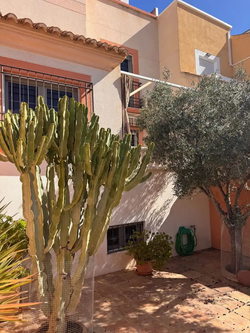 Jardí de Casa adosada en venda en Roquetas de Mar amb Aire condicionat, Terrassa i Traster