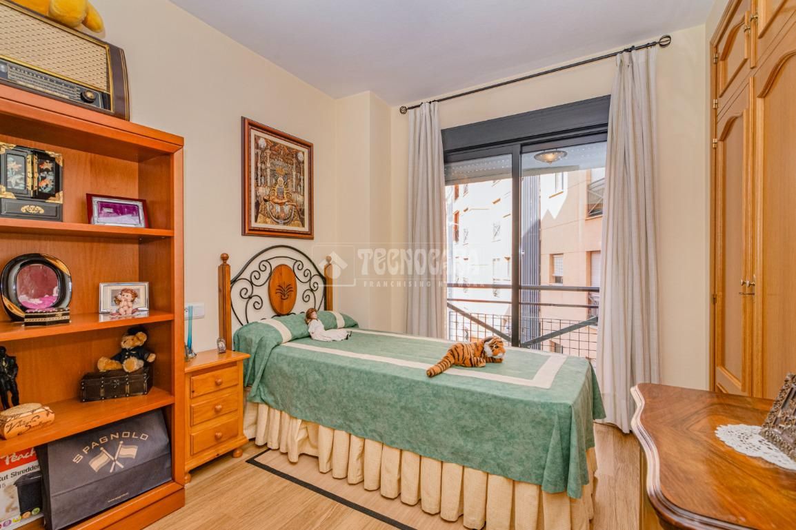 Dormitori de Pis en venda en  Granada Capital amb Aire condicionat, Calefacció i Jardí privat