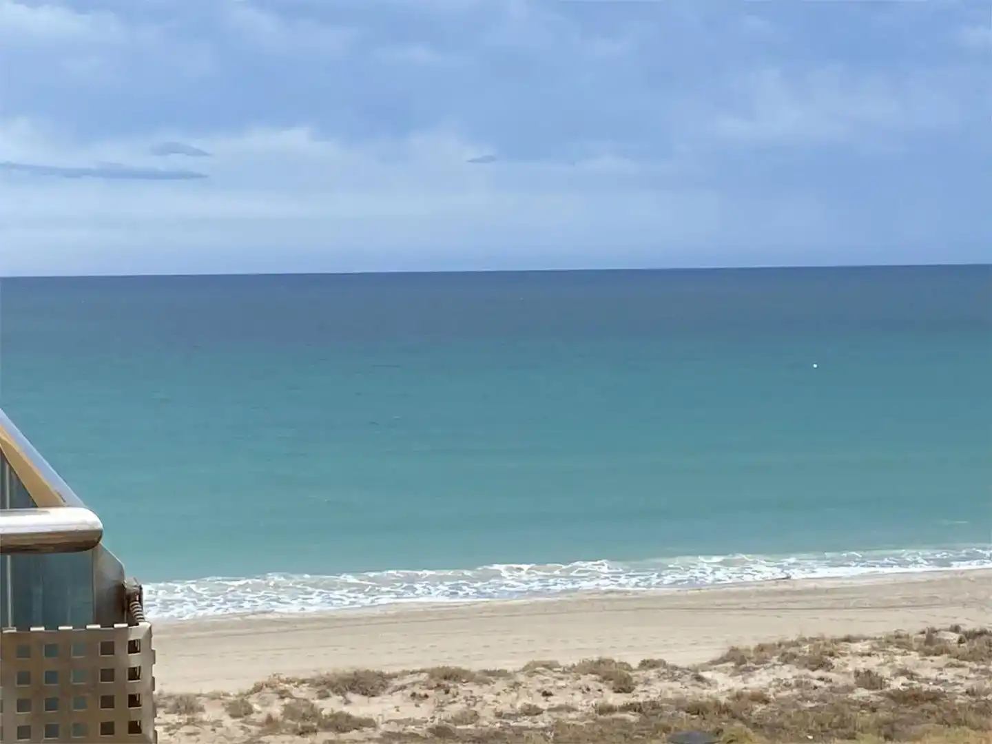 Vista exterior de Pis de lloguer en La Manga del Mar Menor amb Aire condicionat, Jardí privat i Piscina