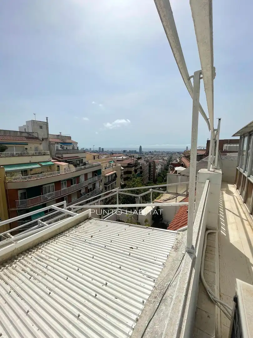 Außenansicht von Dachboden zum Verkauf in Barcelona mit Terrasse