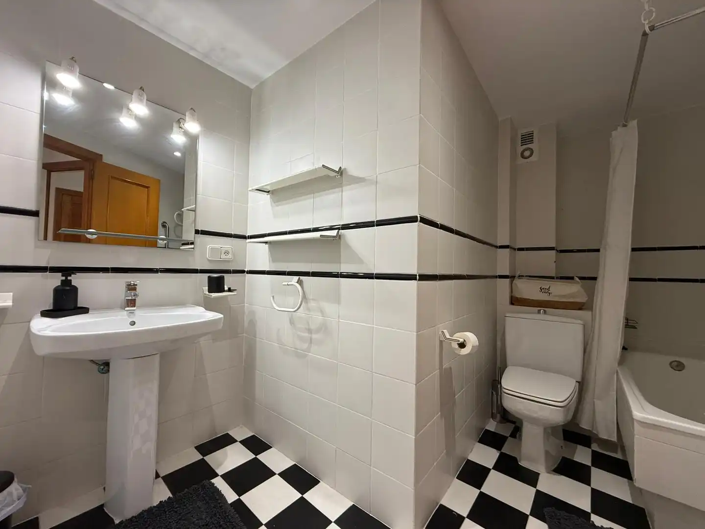 Baño de Piso en venta en Valencia con Aire acondicionado, Terraza y Amueblado