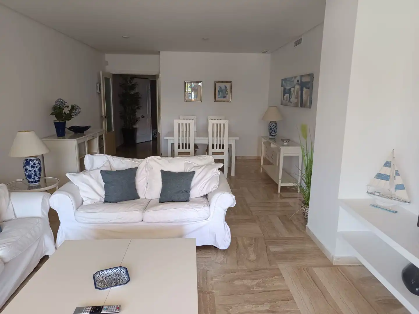 Sala d'estar de Apartament de lloguer en Sotogrande amb Aire condicionat i Terrassa