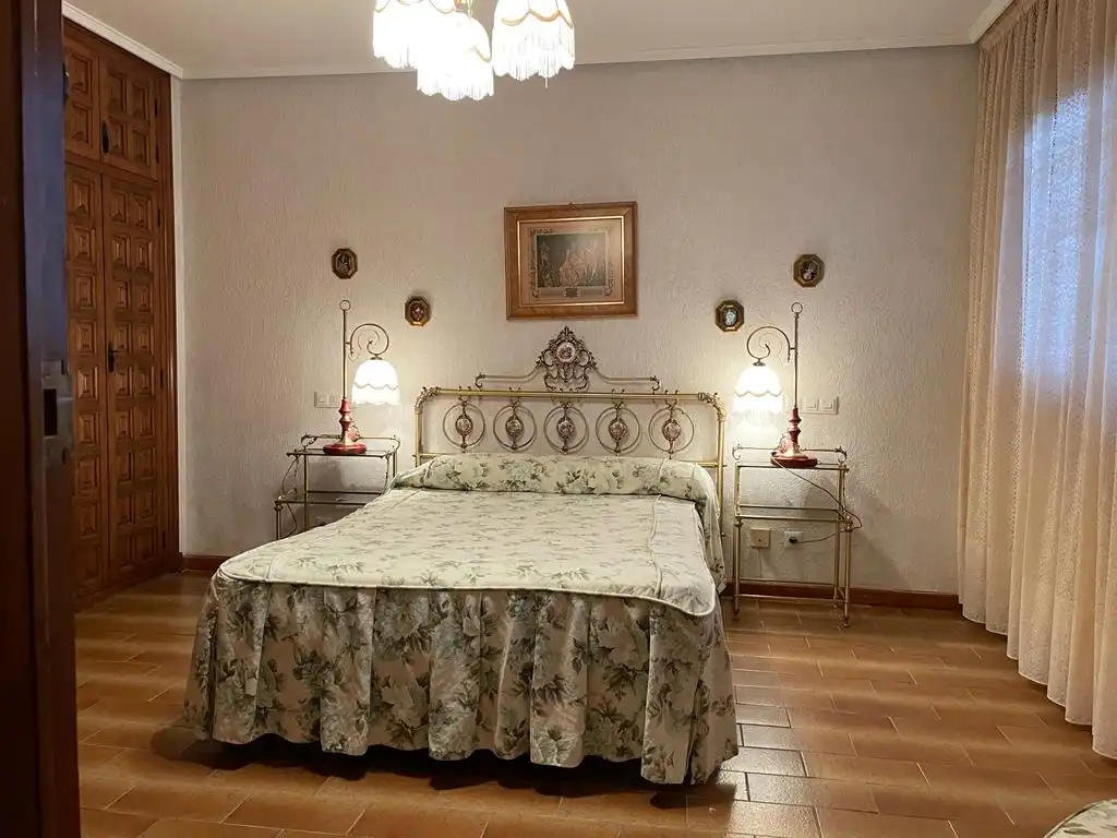 Dormitori de Casa o xalet en venda en Castañares de Rioja amb Calefacció, Jardí privat i Parquet