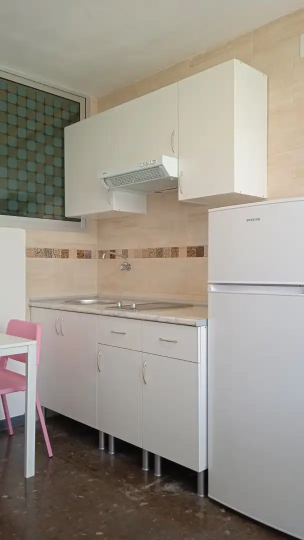 Cuina de Apartament de lloguer en Sevilla amb Aire condicionat, Calefacció i Moblat