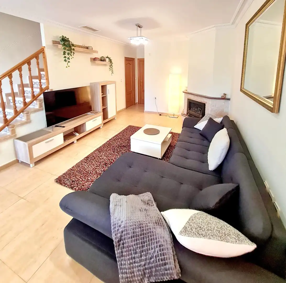 Wohnzimmer von Einfamilien-Reihenhaus zur Miete in Torrevieja mit Klimaanlage, Heizung und Privatgarten