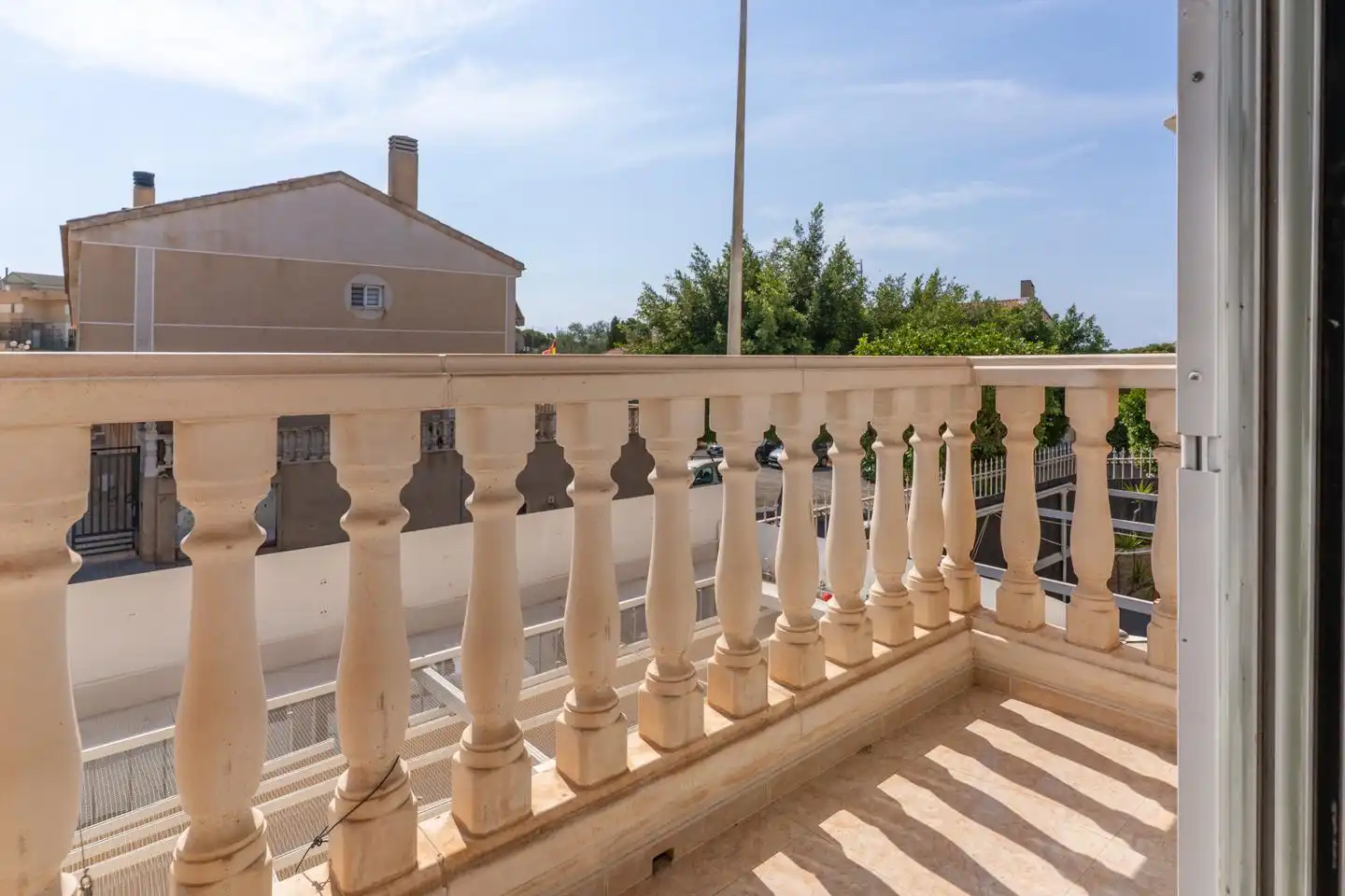 Terrasse von Einfamilien-Reihenhaus zum Verkauf in Santa Pola mit Klimaanlage, Privatgarten und Terrasse