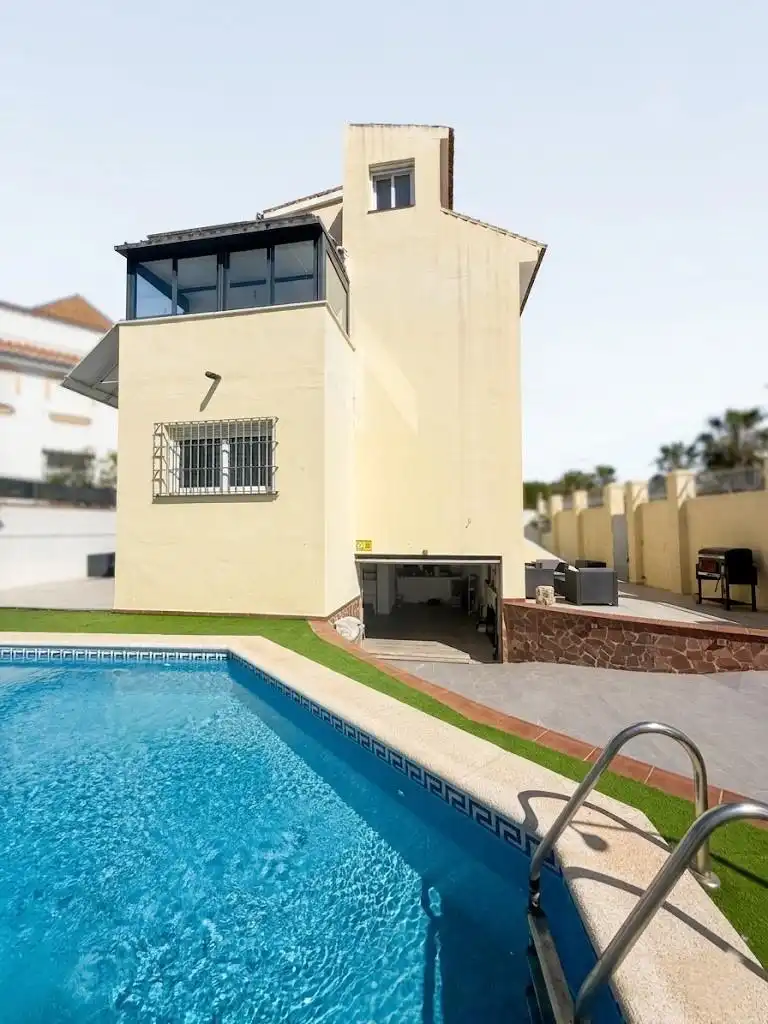 Vista exterior de Casa o xalet en venda en Torremolinos amb Aire condicionat, Calefacció i Jardí privat