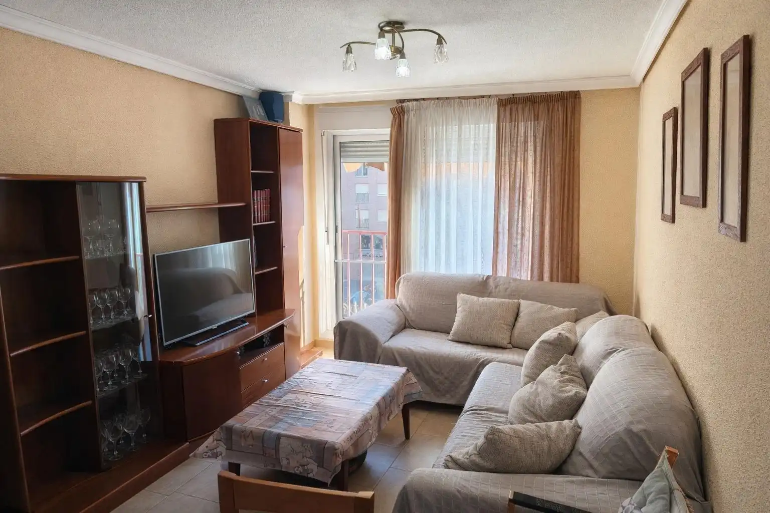 Sala de estar de Piso en venta en Castellón de la Plana / Castelló de la Plana con Aire acondicionado, Trastero y Amueblado