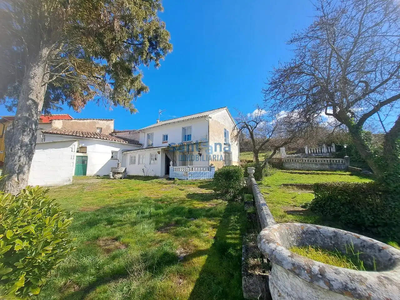 Vista exterior de Casa o xalet en venda en Gradefes amb Calefacció, Jardí privat i Traster