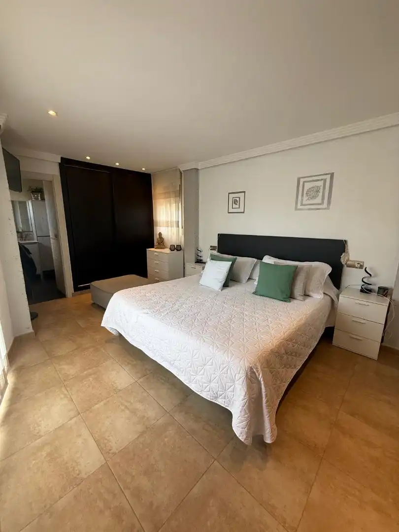 Schlafzimmer von Einfamilien-Reihenhaus zum Verkauf in L'Alfàs del Pi mit Klimaanlage, Privatgarten und Terrasse
