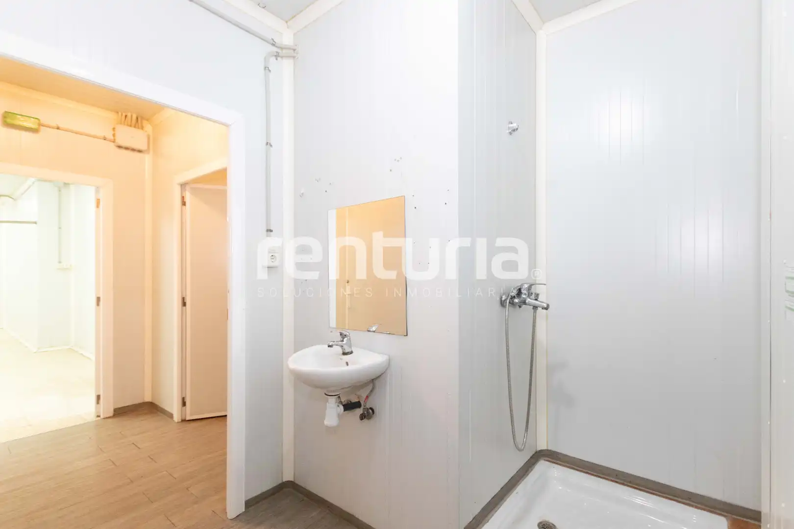 Baño de Local en venta en Valencia con Aire acondicionado y Amueblado