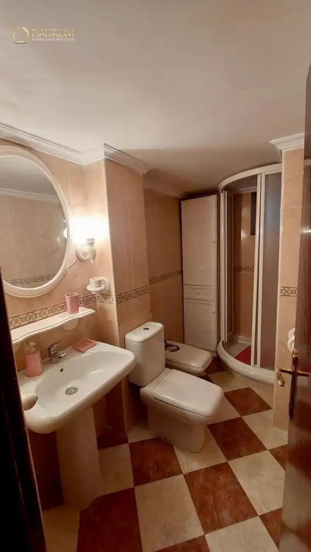 Bathroom of Flat for sale in Sevilla  with Air Conditioner, Heating and Terrace