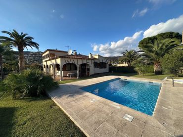 Casa con balcón en venta en Carrer d'Olot