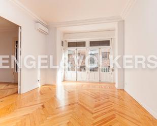 Sala d'estar de Apartament de lloguer en  Madrid Capital amb Aire condicionat, Calefacció i Parquet