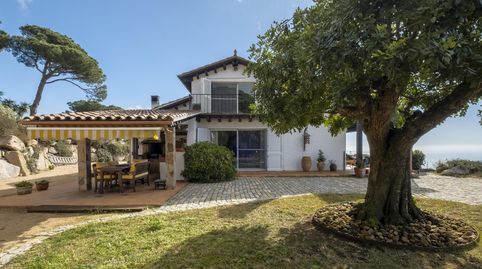 Casa en venta en Mataró con vistas al mar y amplio terreno