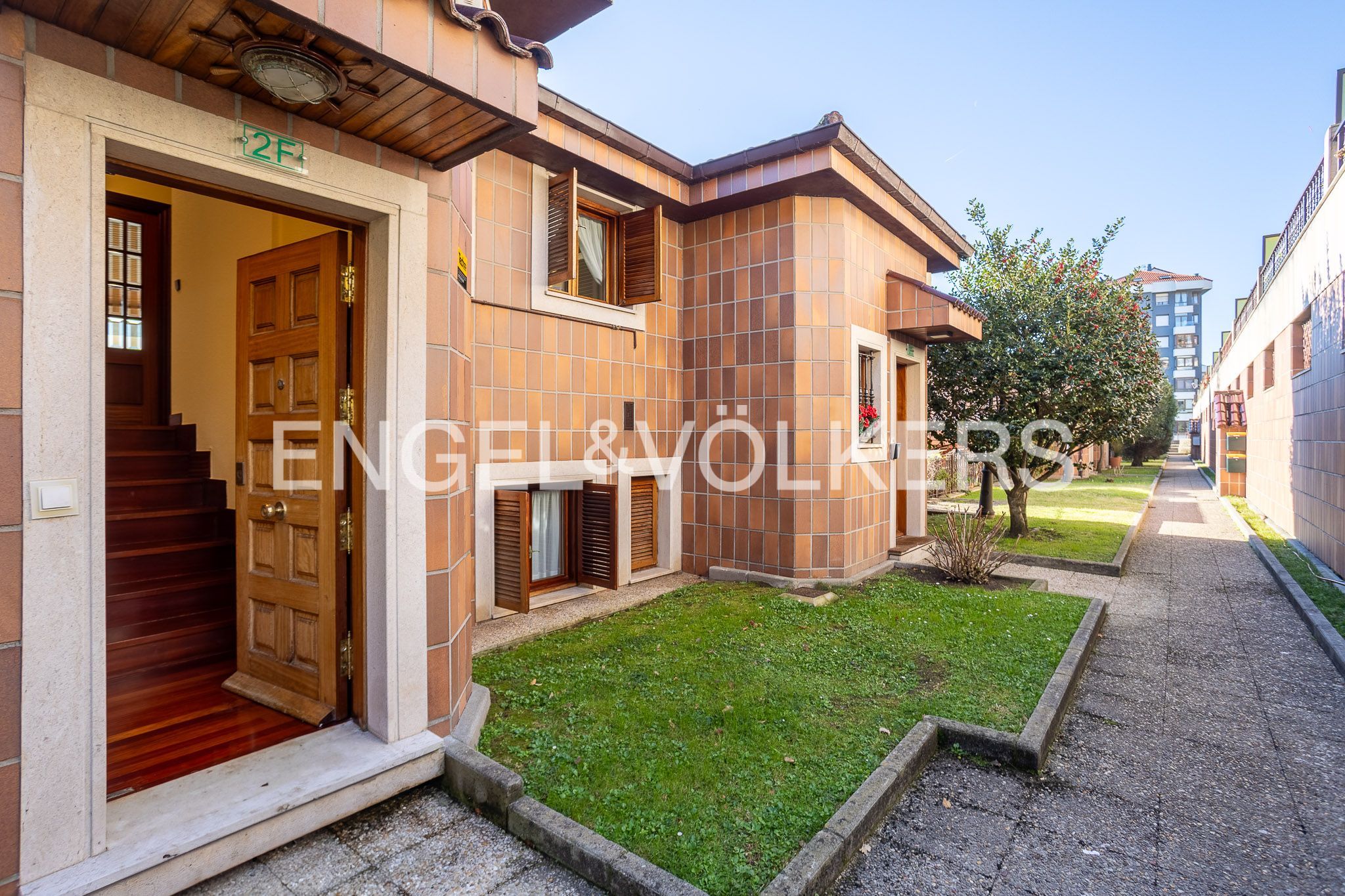 Vista exterior de Casa adosada en venda en Santander amb Calefacció, Jardí privat i Terrassa