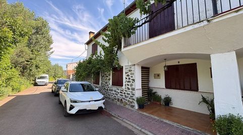 Venta de casa en Ciudad Rodrigo con amplios espacios y jardín propio